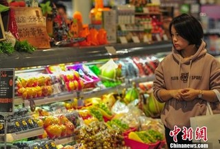 10月16日，一名消费者在超市选购商品。据中国国家统计局网站消息，中国国家统计局发布9月份全国居民消费价格指数(CPI)和工业生产者出厂价格指数(PPI)数据。其中，CPI同比上涨2.5%，PPI同比上涨3.6%。<a target='_blank'  data-cke-saved-href='http://www.chinanews.com/' href='http://www.chinanews.com/'><ppictext
