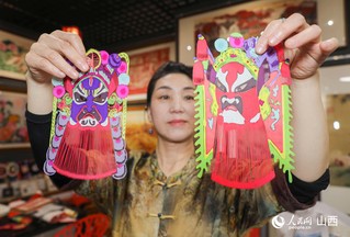 王银凤在手工脸谱剪纸上雕刻的毫米级别精细胡须。