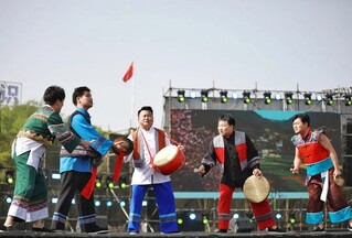 2、“2025民族大联欢・春游”现场歌舞表演不断 。