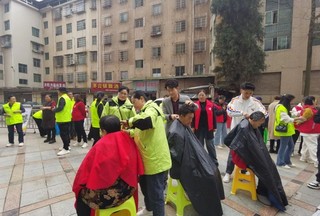 图为：志愿者理发.jpg