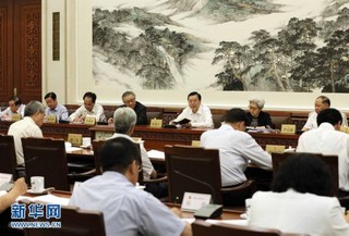（时政）十二届全国人大常委会第二十八次会议分组审议监察法草案、国歌法草案等　张德江参加审议 