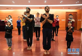 （文化）（1）北京朝阳：以色列艺术家与社区舞蹈队共享舞动乐趣