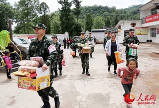 队官兵给孩子们送去“六一”节礼物。