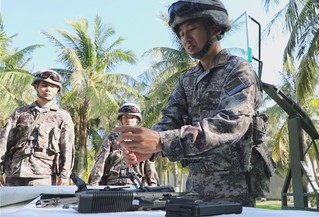 邱华讲解演示设备的使用。