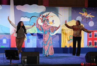 当地华人京剧社团的青年演员现场表演京剧选段，并与现场观众近距离互动。人民网记者 李志伟摄