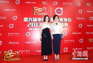 周迅(左)和导演李少红 图片来源：中国电影导演协会