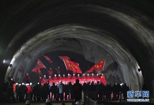 （社会）（1）京张高铁新八达岭隧道贯通