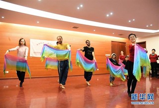 （文化）（3）北京朝阳：以色列艺术家与社区舞蹈队共享舞动乐趣