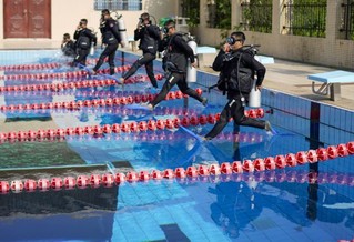 7月29日，在武警重庆总队船艇支队，潜水员在进行前跨式入水训练。新华社记者 刘潺 摄
