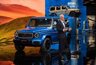 2024年4月25日，在北京中国国际展览中心顺义馆举行的2024北京车展上，梅赛德斯—奔驰集团股份公司董事会成员唐仕凯介绍梅赛德斯—奔驰纯电G级越野车。新华社记者才扬 摄