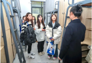 5、参观学生宿舍.png