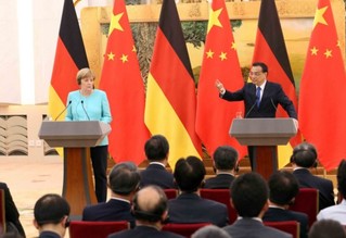 6月13日，国务院总理李克强在北京人民大会堂与德国总理默克尔共同会见记者并回答提问。