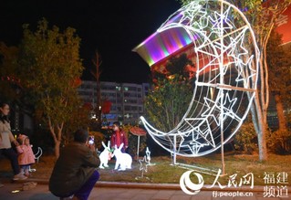 竹乡广场月亮彩灯造型
