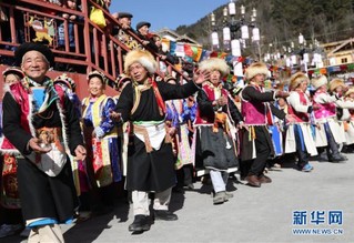 （新春走基层）（4）夹金山下藏族同胞欢庆“上九节”