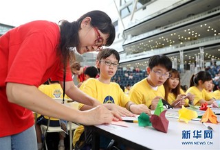 （图文互动）（3）香港千人同折纸 刷新“最大规模折纸课”世界纪录
