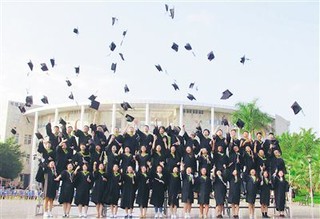2000年前后的毕业照,流行扔学士帽.