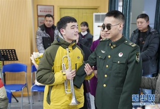 （社会）（4）“排雷英雄战士”杜富国慰问重庆特殊教育中心盲童