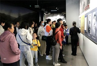 游客在四渡赤水纪念馆参观。