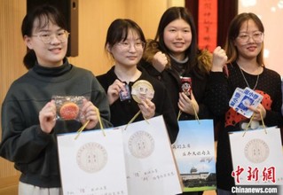 考研学生获赠暖心大礼包，里面装有解压小玩具、暖宝宝、小福袋、薄荷糖等物品。　泱波 摄