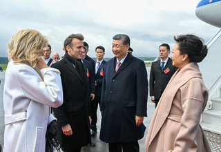 当地时间5月7日，应法国总统马克龙特别邀请，国家主席习近平乘专机来到法国西南部上比利牛斯省访问。这是习近平和夫人彭丽媛在塔布机场受到马克龙和夫人布丽吉特热情迎接。新华社记者 李学仁 摄