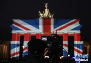 （国际）（3）德国勃兰登堡门亮灯悼念伦敦恐袭遇难者
