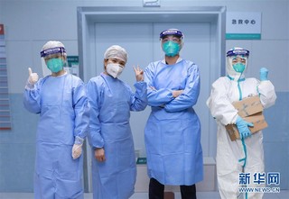 （聚焦疫情防控）4名医护人员感染治愈后重返岗位