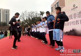部分在场师生上台跟詠春拳师傅学习詠春拳拳法。林敏 摄