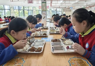 盐津小学学生正用餐