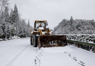 1月9日，毕威高速公路营运管理中心利用装载机清除S20毕威高速公路积雪。李学友 摄