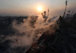 12月5日，在美国加利福尼亚州南部文图拉县，消防员在林火现场灭火。新华社/法新