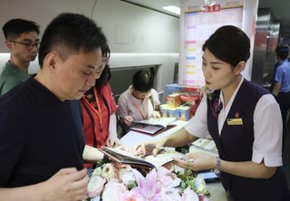   6月15日，旅客在香港西九龙至北京西D910次高铁动卧列车餐车上点餐。新华社记者 王申 摄