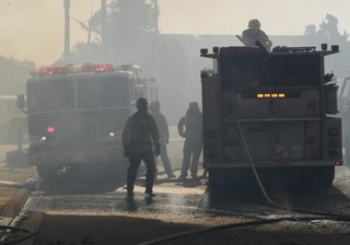 12月5日，在美国加利福尼亚州南部文图拉县，消防员在林火现场工作。新华社/法新