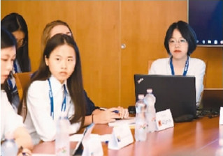 　今年5月，黄飘莹(中)作为经济委员会的主席参加了中欧青年领袖论坛，主持了围绕中国和16个中东欧国家的“模拟16+1”中欧领袖论坛。图为她在主持会场。