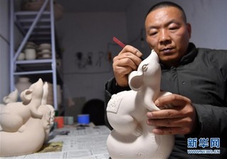（新春走基层）（2）河南宝丰汝瓷艺人创作“瓷鼠”迎新春