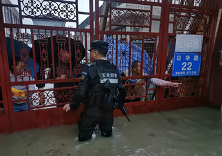 丽江公安全力排涝清障保畅。