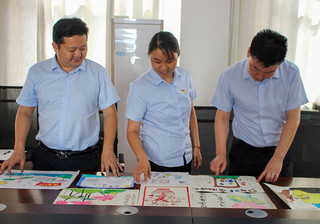 盈江县烟草专卖局集中展示干部职工子女廉洁绘画、寄语。郭凯恒摄