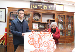 张晓容和袁秀莹现场剪福，一起给柘荣全县人民送上新春的祝福。游艳摄