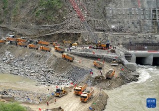 8月16日，在巴基斯坦西北部的斯瓦特地区，中企承建的莫赫曼德水电站项目施工截流。新华社发（中国能建葛洲坝集团供图）