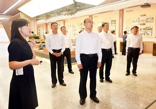 许勤了解哈尔滨工程大学教育综合改革、重点实验室建设、科技成果转化等情况。