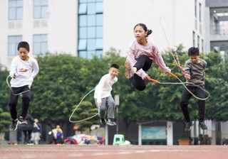 重庆市九龙坡区西彭镇第一小学校学生在体育课上进行花样跳绳训练（2020年12月9日摄）。