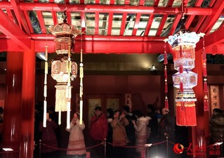 “贺岁迎祥——紫禁城里过大年”展览吸引了众多观众感受传统年俗。人民网 董兆瑞摄