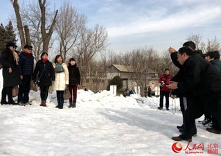 三里河公园一侧南芦草园空地上的冰雪儿童乐园成为胡同里罕见的冰雪运动“打卡”地。人民网 董兆瑞摄