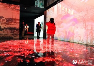 “赏灯观焰”，小朋友在“宫里过大年”数字沉浸体验展感受年味儿。人民网 董兆瑞摄