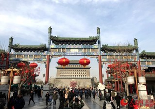 前门大街“换装迎春”年味儿浓。人民网 董兆瑞摄