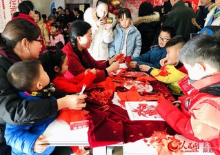 制花灯剪窗花写福字，图书馆里年味儿浓。人民网 董兆瑞摄