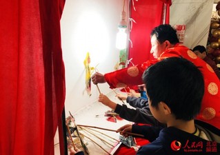 小朋友体验传统非遗项目皮影戏，感受传统年俗。人民网 董兆瑞摄