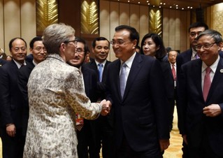 3月24日，国务院总理李克强同出席博鳌亚洲论坛2016年年会的中外工商、金融、智库、媒体界人士举行对话会。