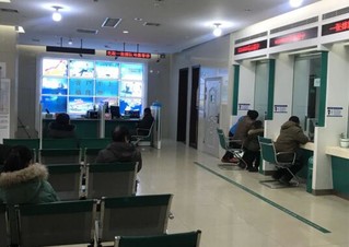 图为中国农业银行板泉镇分理处宽敞明亮的金融服务大厅