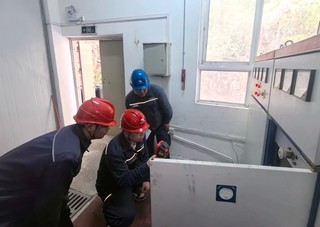 工作人员正在对养老机构配电设备进行测温检查。