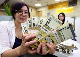 韩国面额50000元纸币发行十周年 政府:省事又省钱